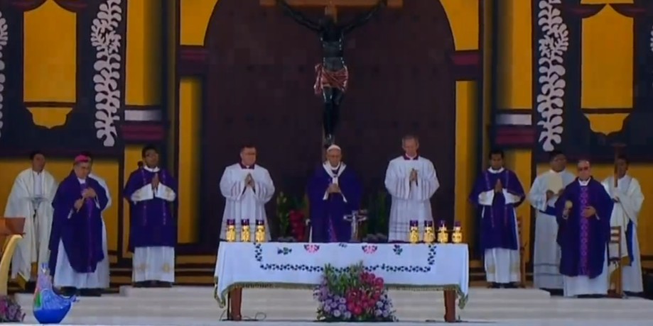 At center, Pope Francis presides over a Mass during his 2016 visit to San Cristóbal de Las Casas. To the far right and far left of the frame, then-bishop and later cardinal (2020) Felipe Arizmendi and then-auxiliary bishop Enrique Díaz, hold a maraca in their left hand to follow the rhythm of the music. Screen grab from the official video @ www.youtube.com/live/hTaxIvB8-GY?si=KEFB4orTq1cKeiPp&t=10160 at 2:49:20. 
