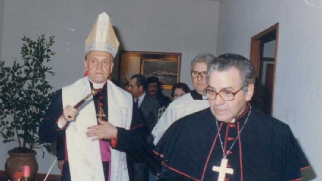 To the right, then-archbishop of Monterrey and future (1994) cardinal, Adolfo Suárez Rivera. To the left, wearing a miter and holding an aspergillum, then-apostolic delegate and future (1992) nuncio to Mexico, Girolamo Prigione. Monterrey, 1986. Unsigned media. 