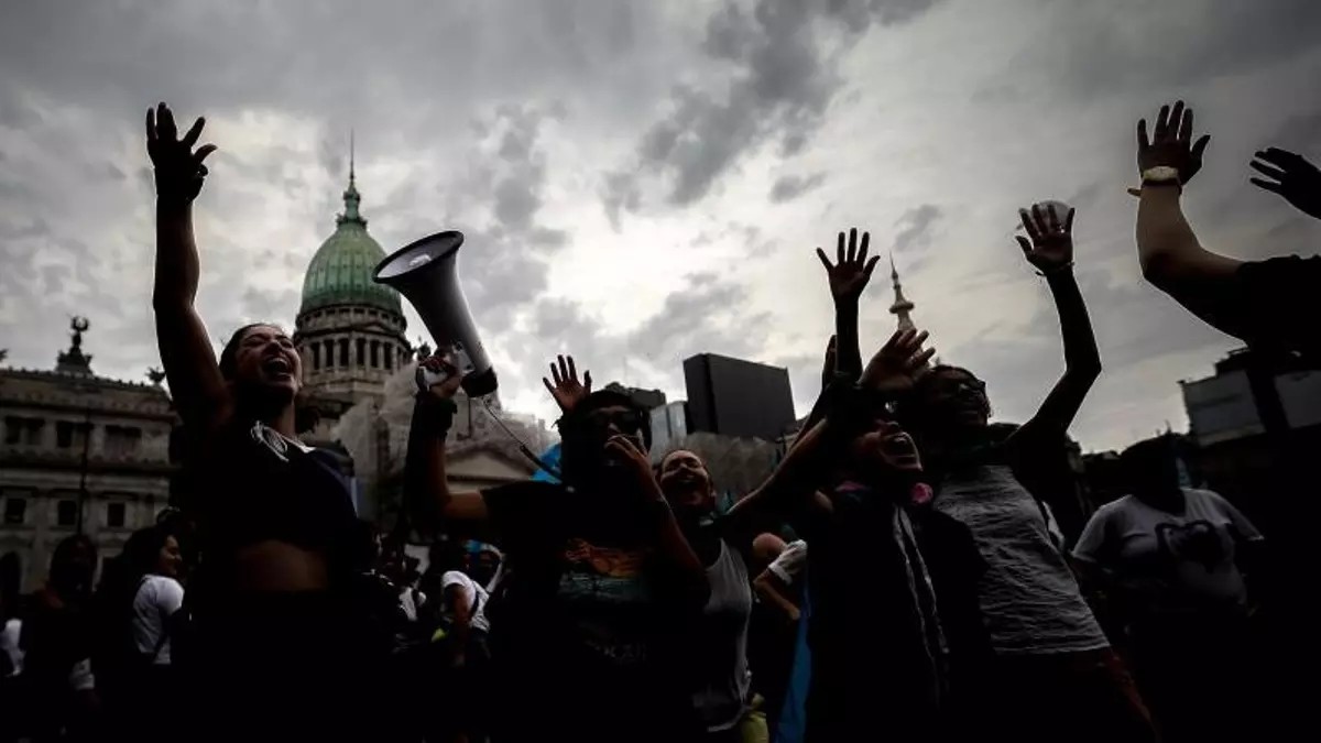 Miles de argentinas protestan en Buenos Aires contra las políticas de Milei