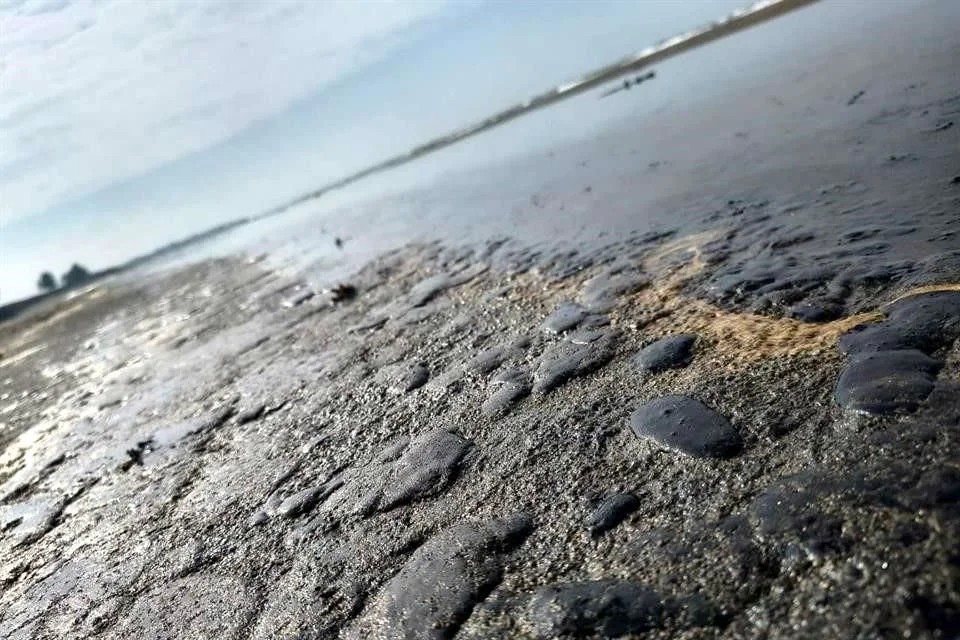 Derrame de petróleo en Golfo de México golpea costas del sureste