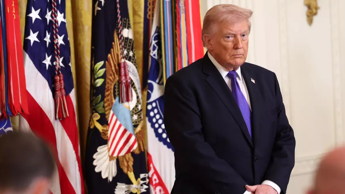 Trump enfrenta presión interna en EEUU por crisis petrolera en Ormuz