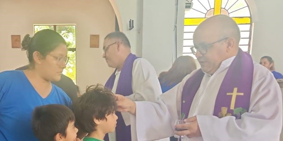 A la derecha, Rafael Fleitas López durante los rituales del Miércoles de Ceniza, en San Blas, Asunción, Paraguay. Marzo 5 de 2025. Redes sociales de la parroquia de San Blas.