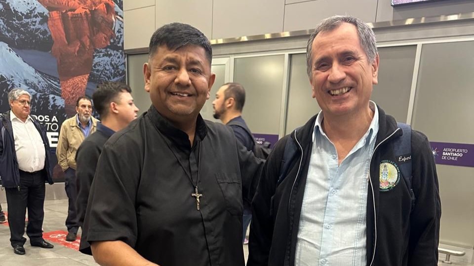 A la derecha, el superior general de los oblatos de María Inmaculada, Luis Rois Alonso y el superior provincial, Sergio Serrano en el Aeropuerto de Santiago de Chile, 1 de diciembre de 2025. Redes sociales de los oblatos.