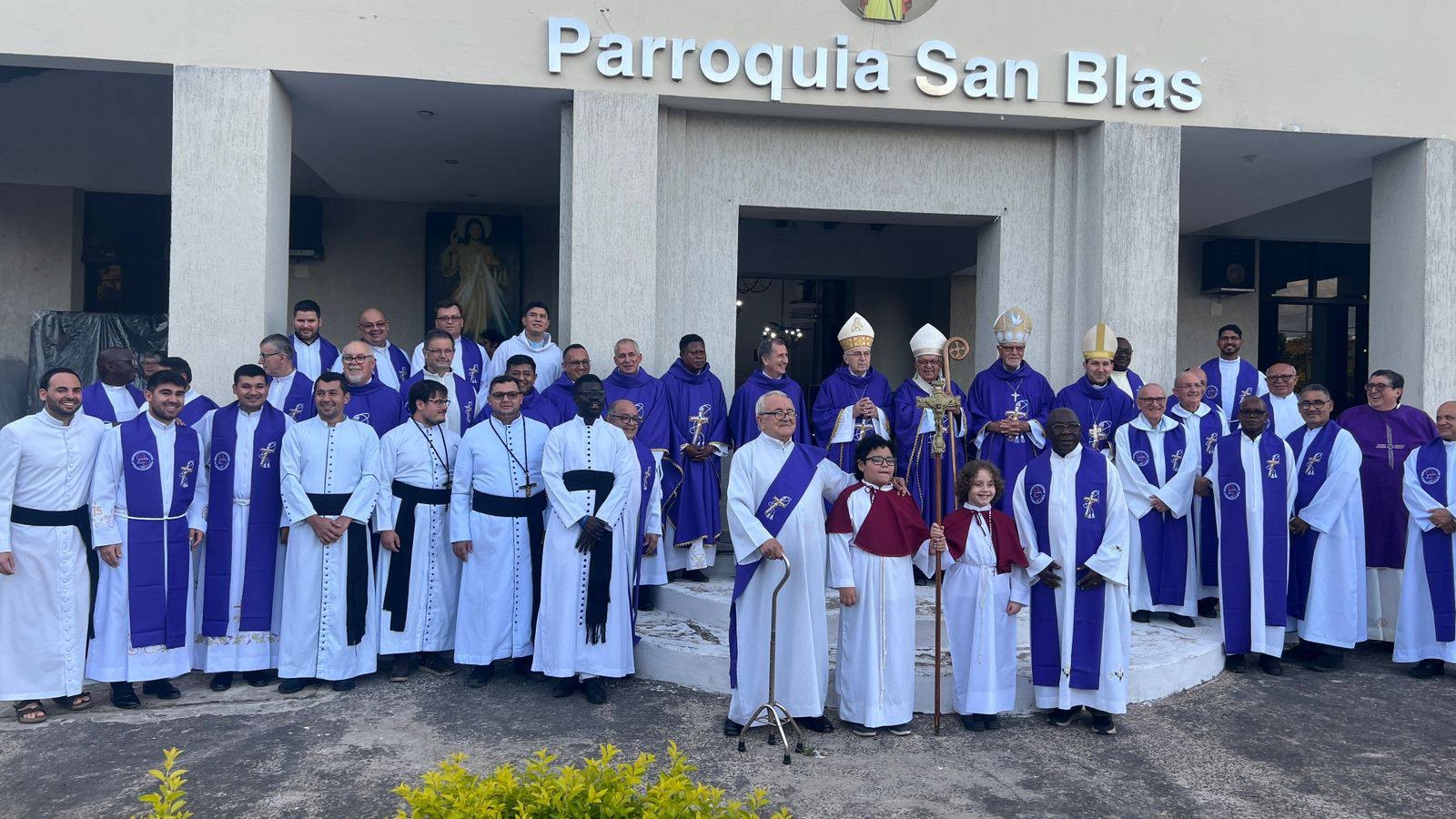 Al centro, con un báculo de madera, el cardenal Adalberto Martínez Flores, arzobispo de Asunción, Paraguay en la parroquia de San Blas. Diciembre 2025. Redes sociales de los Oblatos de María Inmaculada.