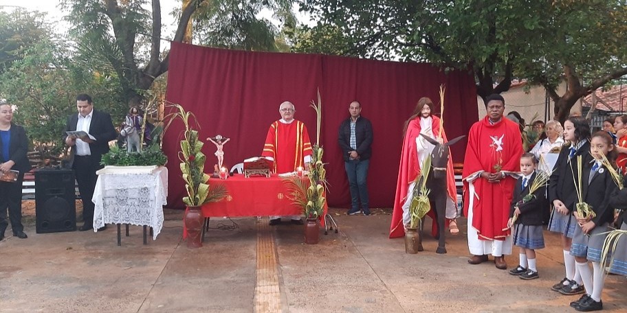 A la extrema derecha, en una casulla roja, Zenón Berikani, párroco de San Blas, Asunción, Paraguay. Abril 14 de 2025. Redes sociales de la parroquia.