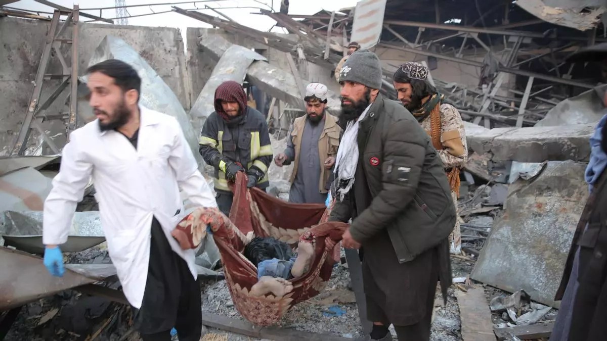 Pakistán bombardea hospital en Kabul: más de 400 muertos y tensión