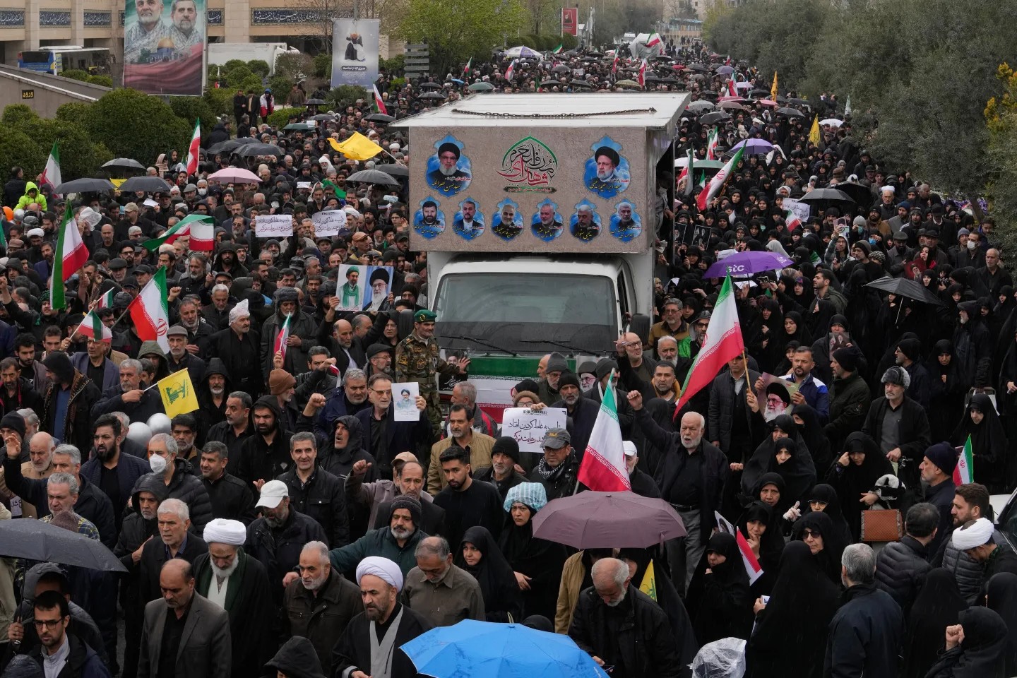 Irán amenaza objetivos turísticos y EEUU refuerza despliegue militar
