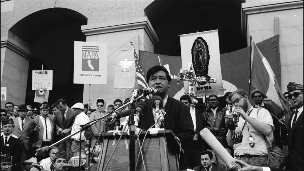 César Estrada Chávez durante un mitin de la NFWA en la entrada del Capitolio en Sacramento, California, 1966. (Fondo Ernest Lowe @ www.calisphere.org/item/04038aff-3b92-44c7-8a79-3697dd62dc9c/)