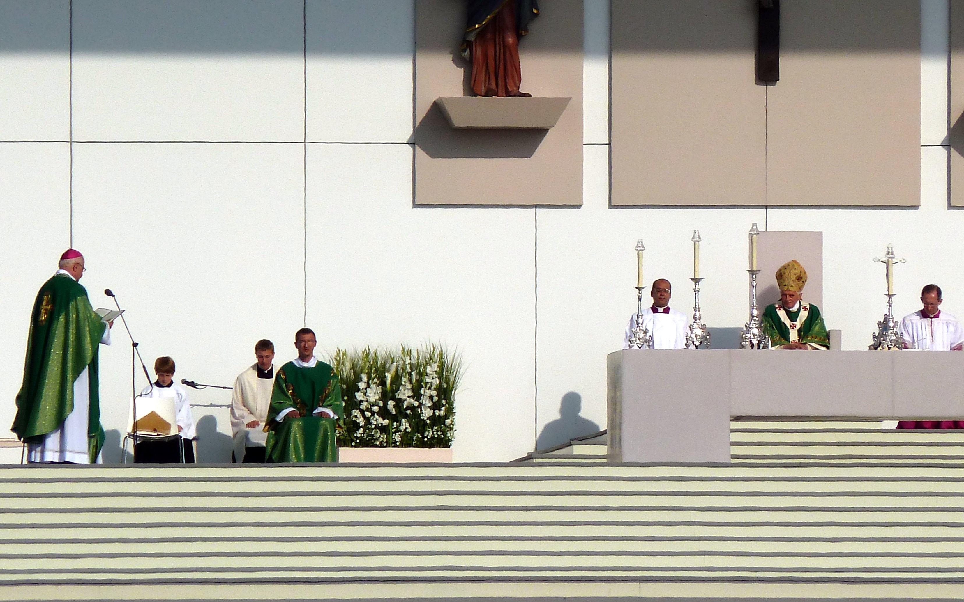 El papa Benedicto XVI escucha al arzobispo de Friburgo, Robert Zollitsch, durante la misa que ambos concelebraron el 25 de septiembre de 2011. Imagen: WICI, Wikimedia.