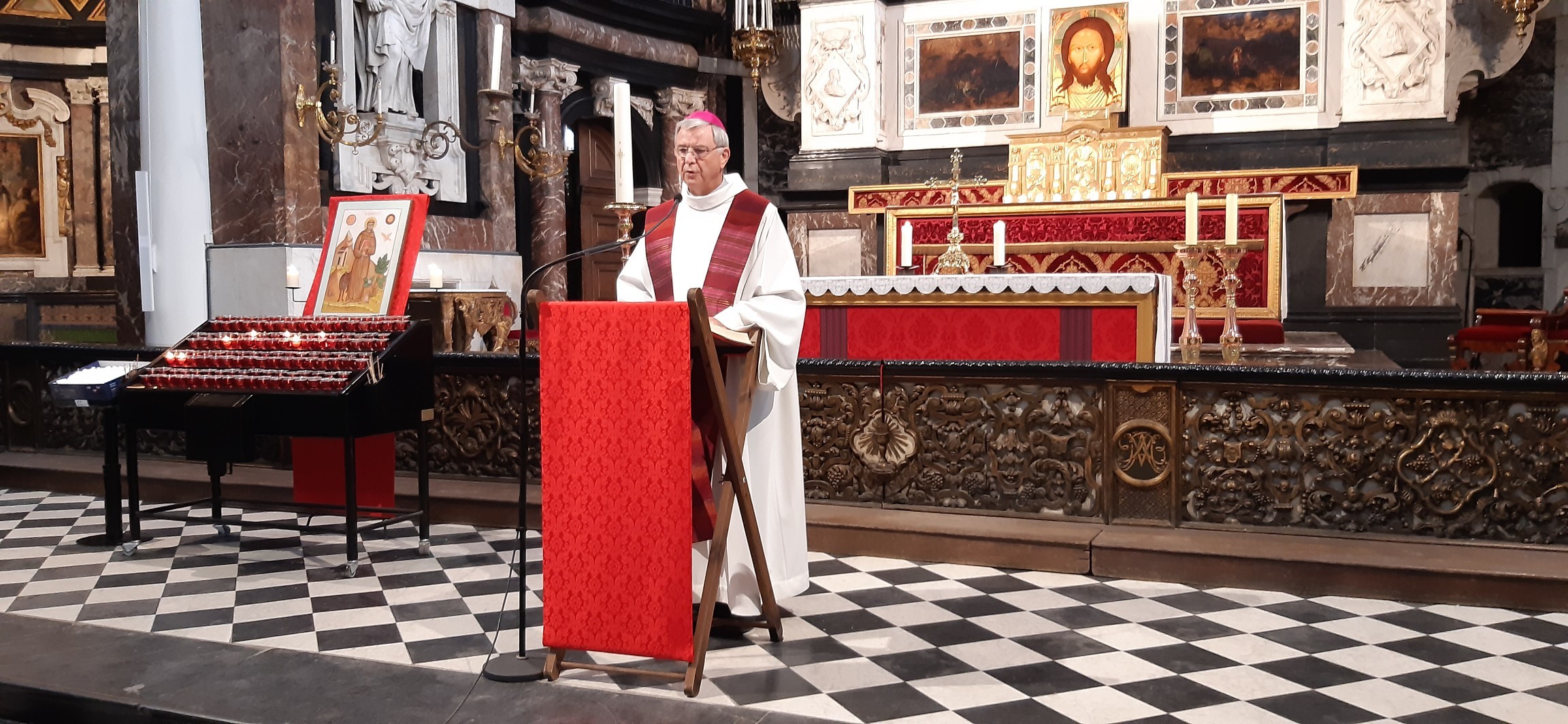 Johan Jozef Bonny, obispo de Amberes, Bélgica, preside una vigilia de oración y ayuno de 30 horas por la paz en Gaza. Octubre 3 de 2025. De las redes sociales de su diócesis.