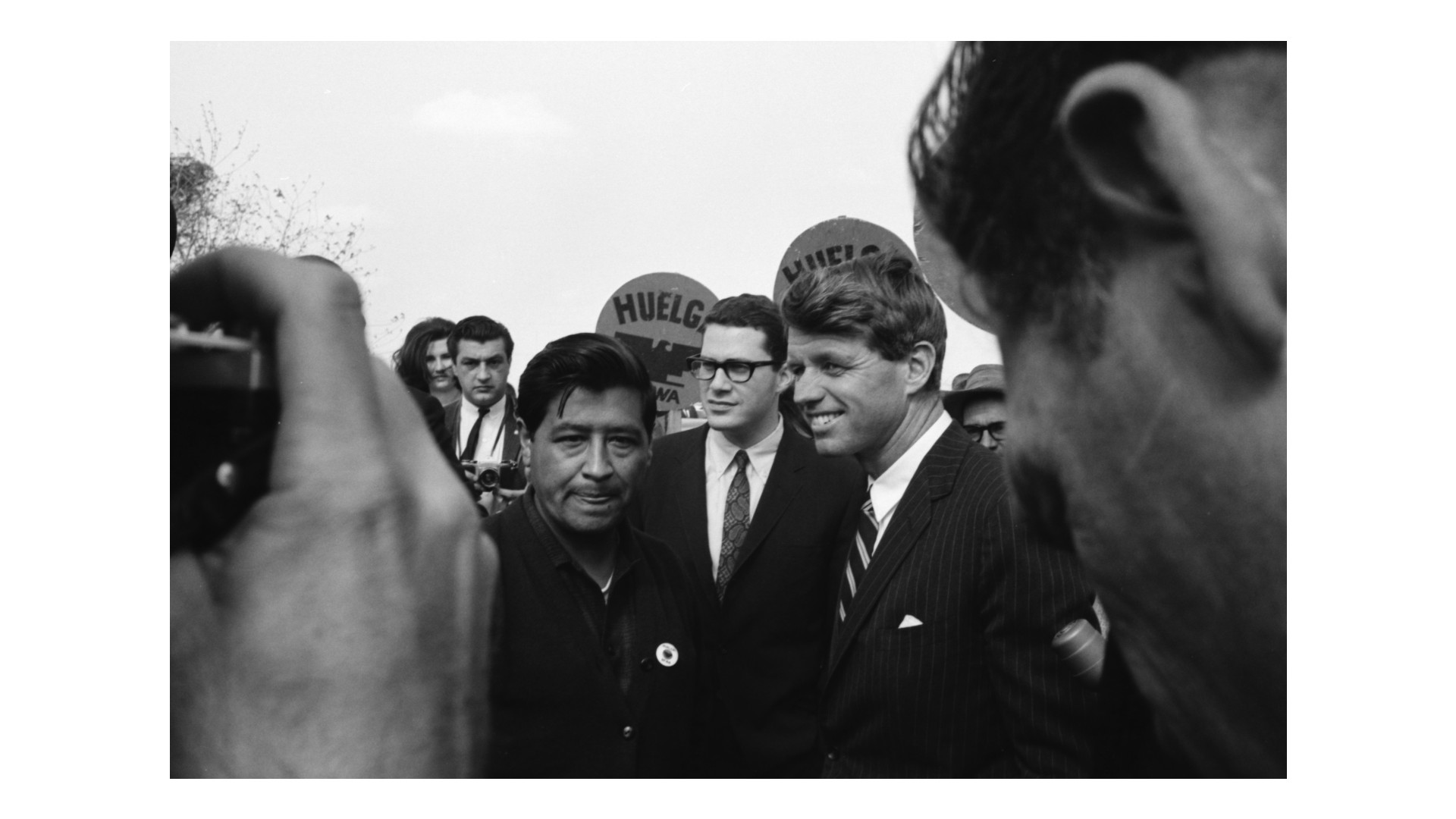 César Estrada Chávez y Robert Kennedy padre durante una movilización de la NFWA, 1966. (Fondo Ernest Lowe @ www.calisphere.org/item/0c014070-1006-4692-a539-f94c77d99360/)