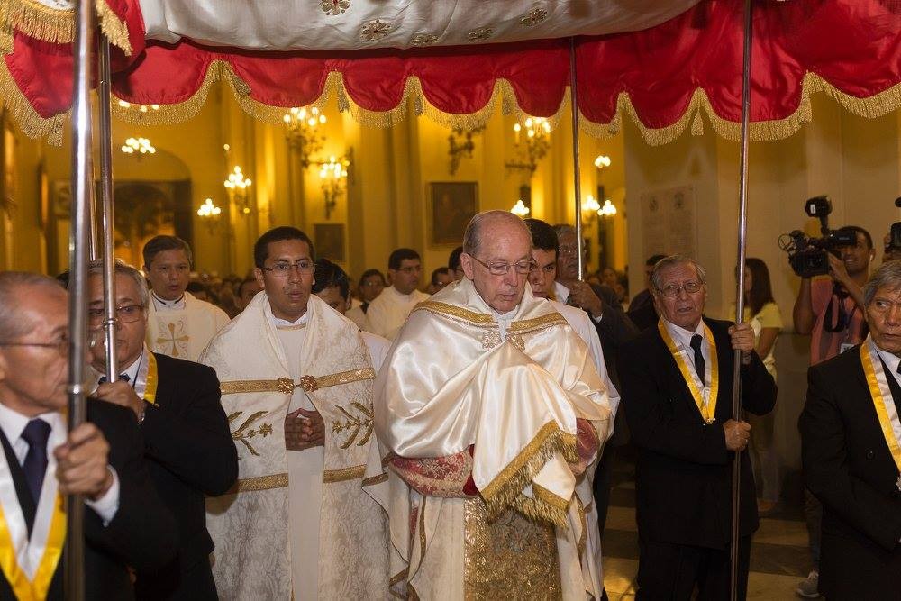 Al centro y bajo el palio procesional, el cardenal Juan Luis Cipriani Thorné, entonces arzobispo de Lima, durante los rituales del Jueves Santo de 2017. Redes sociales del arzobispado de Lima, Perú.