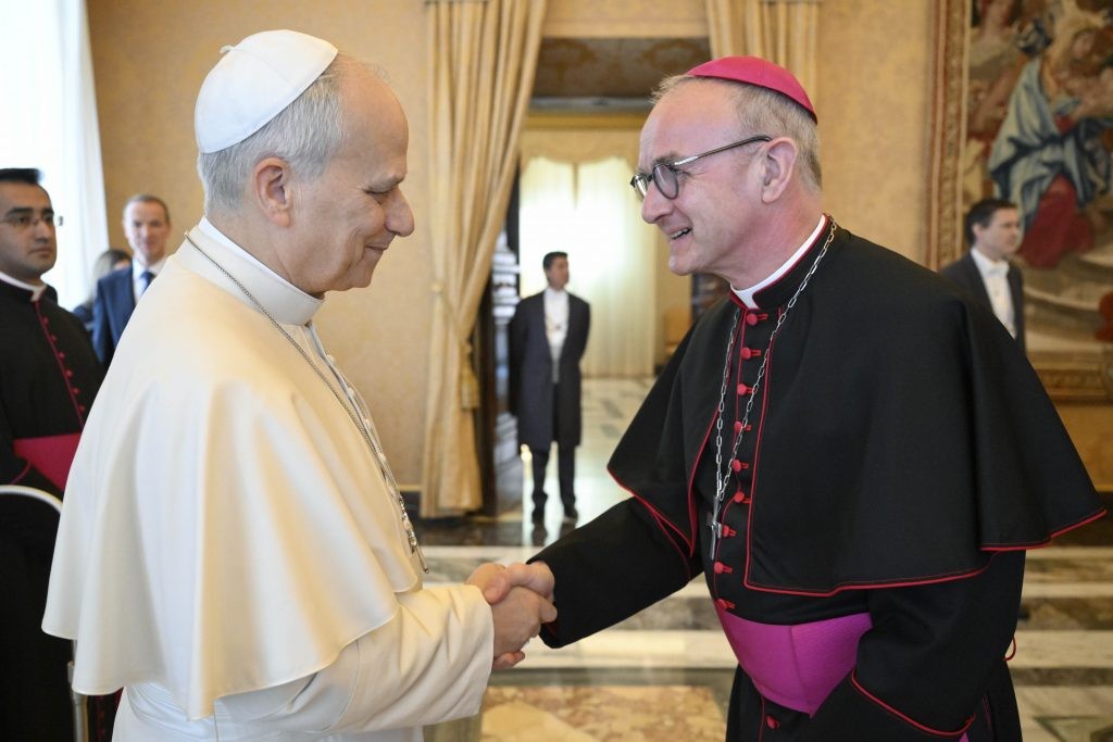 El papa León XIV y el arzobispo Thibault Verny, presidente de Tutela Minorum minutos antes de la reunion con Tutela, 16 de marzo de 2026. Redes sociales de Tutela Minorum.