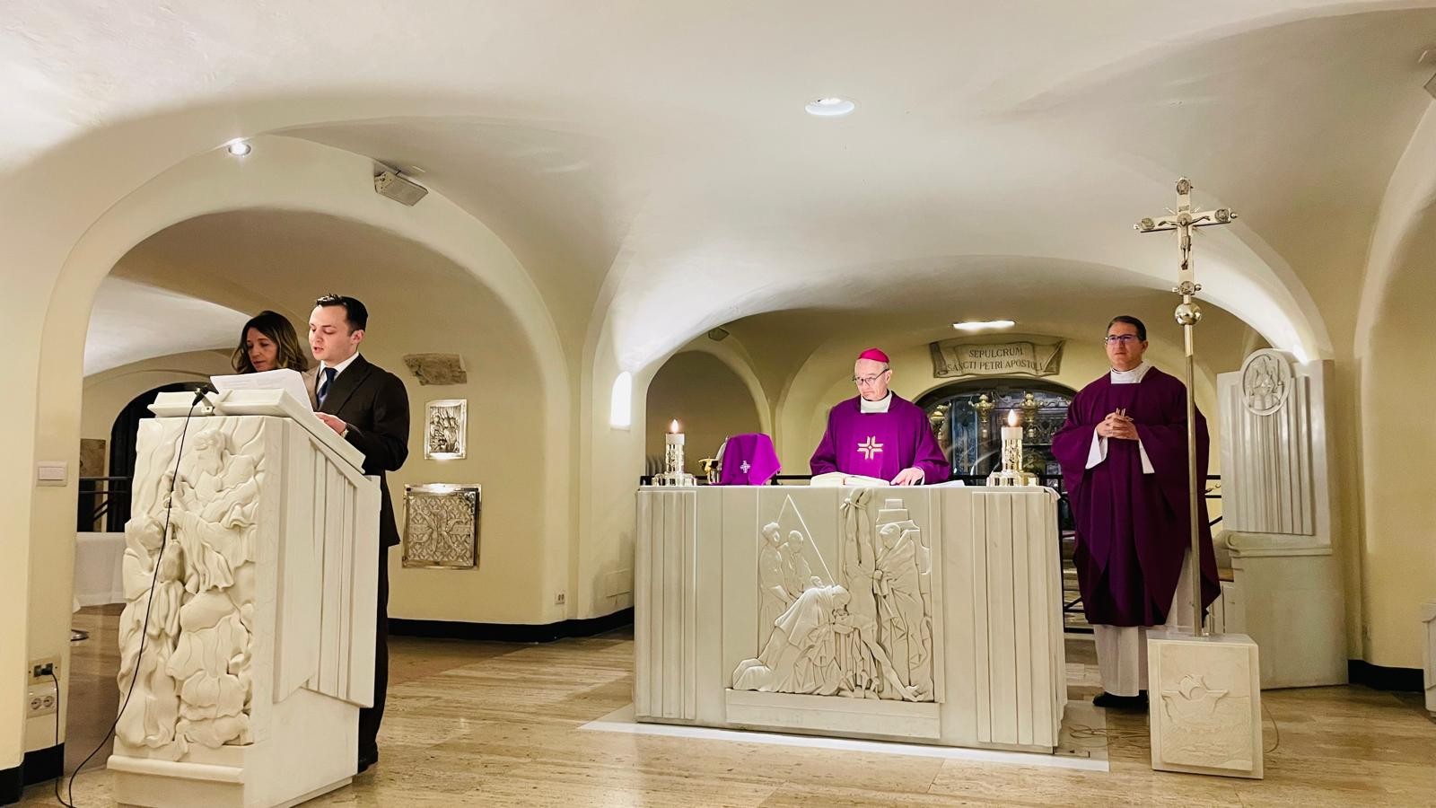 El arzobispo Thibault Verny (Francia), presidente de Tutela Minorum, celebra misa en una capilla de las Catacumbas del Vaticano, junto al obispo Luis Manuel Alí Herrera (Colombia). Fuente: Cuenta de Facebook de Tutela Minorum.