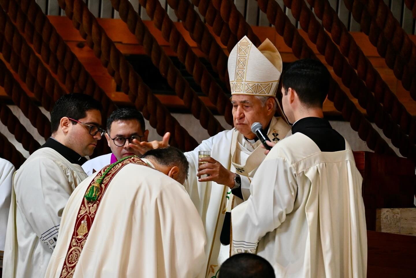 Con la mitra, Rogelio Cabrera López, arzobispo de Monterrey, México, unge al ahora obispo auxiliar ahí, José Eugenio Ramos Delgado durante su consagración el 19 de marzo de 2026. De las redes sociales de la arquidiócesis.