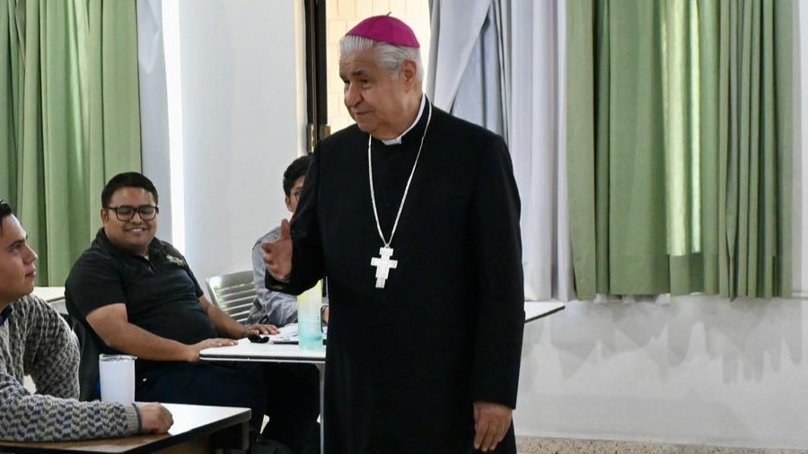 Rogelio Cabrera López, arzobispo de Monterrey, México, se dirige a un pequeño grupo de seminaristas en su su arquidiócesis, 20 de marzo de 2026. De las redes sociales de su arquidiócesis.