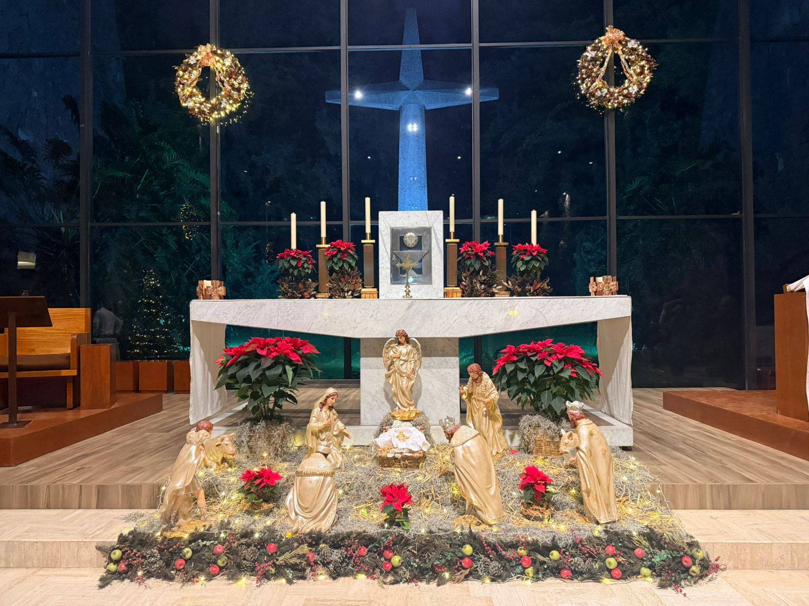 The main altar at the Mary Queen parish in Mexico City during the 2025 Advent season. From their social media. El altar principal de la parroquia María Reina durante la temporada de Adviento 2025. De sus redes sociales. The main altar at the Mary Queen parish in Mexico City during the 2025 Advent season. From their social media. El altar principal de la parroquia María Reina durante la temporada de Adviento 2025. De sus redes sociales.