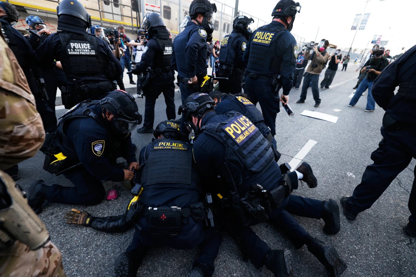 Los Ángeles: gas lacrimógeno y 74 arrestos en protesta anti-Trump