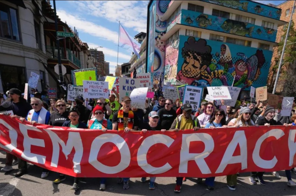 Los Ángeles: gas lacrimógeno y 74 arrestos en protesta anti-Trump