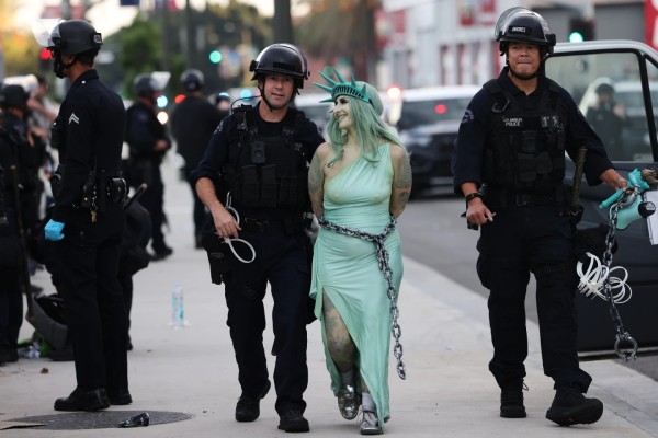 Los Ángeles: gas lacrimógeno y 74 arrestos en protesta anti-Trump