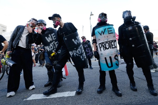 Los Ángeles: gas lacrimógeno y 74 arrestos en protesta anti-Trump