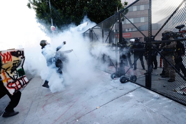 Los Ángeles: gas lacrimógeno y 74 arrestos en protesta anti-Trump