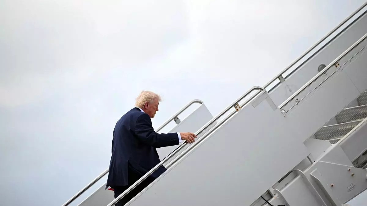 EEUU amplía despliegue y agita invasión de Irán mientras negocia