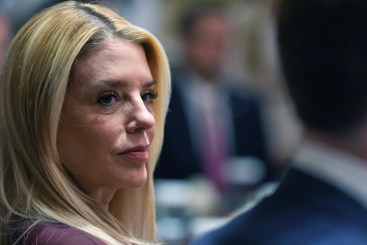 Por qué Trump destituyó a Pam Bondi como fiscal general de EEUU