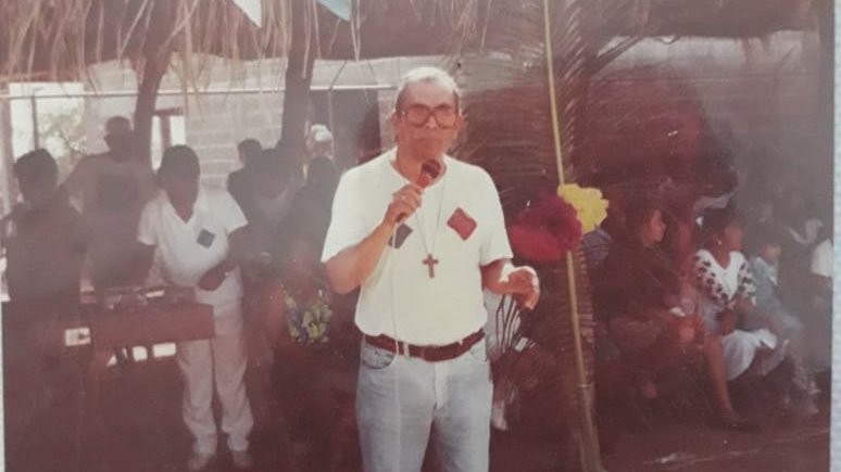 Imagen sin fecha ni crédito del entonces obispo de Tehuantepec Arturo Lona Reyes, probablemente de finales de los setenta o principios de los ochenta. De la cuenta de Facebook Padre Obispo Arturo Lona Reyes. Imagen sin fecha ni crédito del entonces obispo de Tehuantepec Arturo Lona Reyes, probablemente de finales de los setenta o principios de los ochenta. De la cuenta de Facebook Padre Obispo Arturo Lona Reyes.
