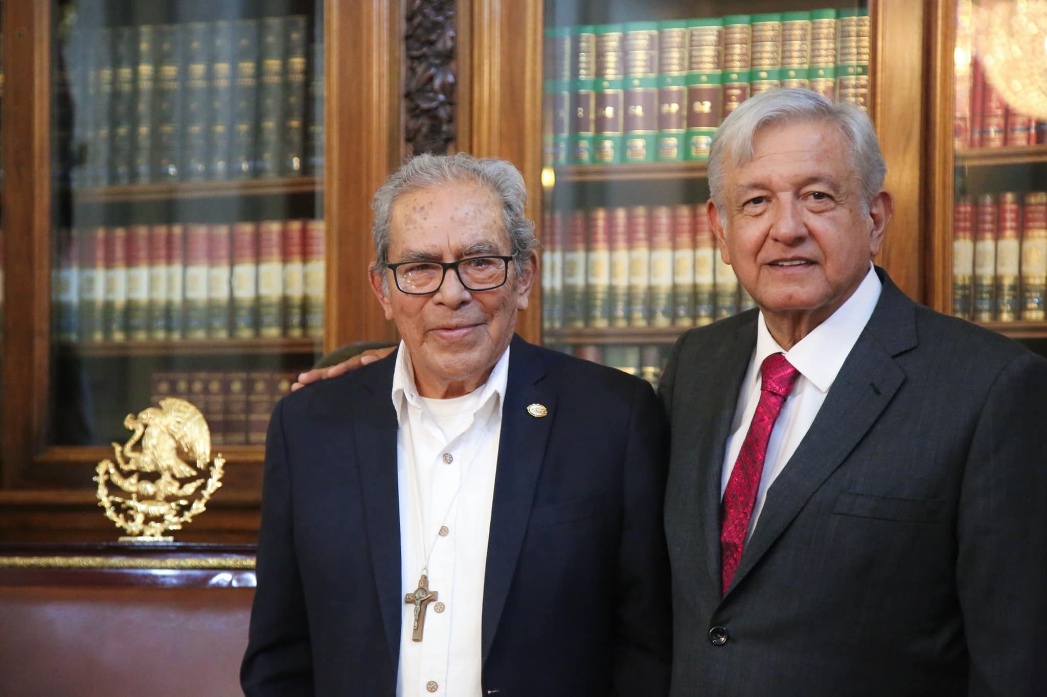 A la izquierda, el finado obispo emérito de Tehuantepec, Arturo Lona Reyes, y el entonces presidente de México Andrés Manuel López Obrador, 2019. De las redes sociales de López Obrador. A la izquierda, el finado obispo emérito de Tehuantepec, Arturo Lona Reyes, y el entonces presidente de México Andrés Manuel López Obrador, 2019. De las redes sociales de López Obrador.