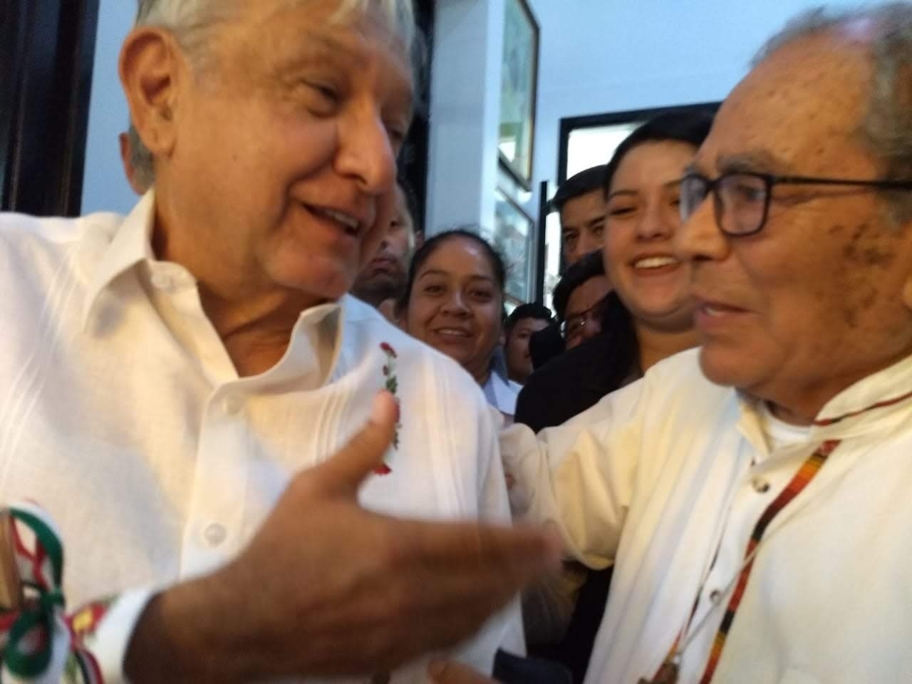 A la izquierda, Andrés Manuel López Obrador, entonces presidente de México saluda al finado obispo emérito de Tehuantepec, Arturo Lona Reyes en la alcaldía de Guelatao, Oaxaca, 21 de marzo de 2019. De las redes sociales de la presidencia municipal de Guelatao. A la izquierda, Andrés Manuel López Obrador, entonces presidente de México saluda al finado obispo emérito de Tehuantepec, Arturo Lona Reyes en la alcaldía de Guelatao, Oaxaca, 21 de marzo de 2019. De las redes sociales de la presidencia municipal de Guelatao.