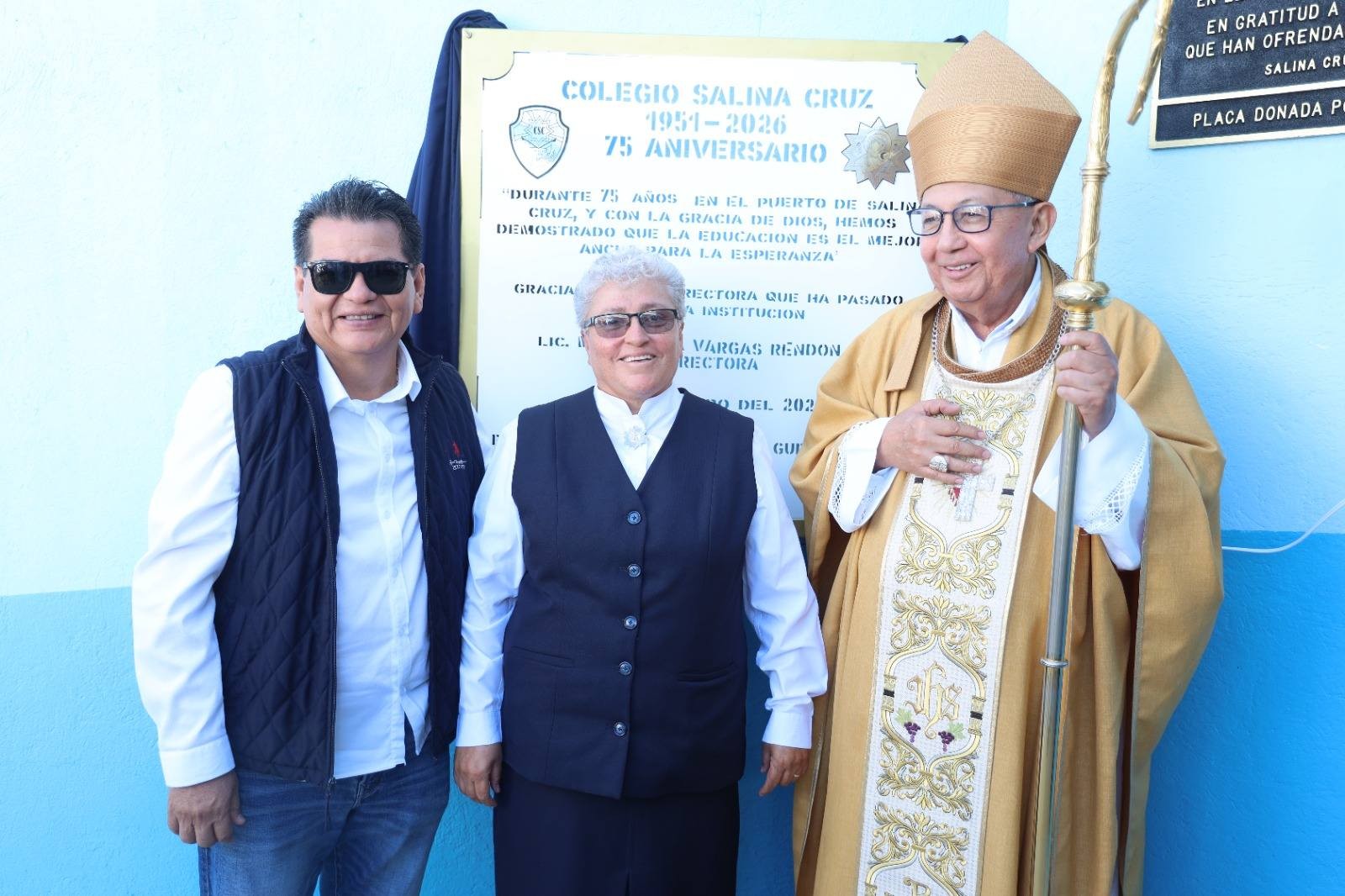 A la izquierda, Daniel Méndez, alcalde de Salina Cruz, la hna. María Rosa Vargas Rendón, directora de un colegio católico de Salina Cruz y el obispo Crispín Ojeda. De las redes sociales de la presidencia municipal de Salina Cruz. A la izquierda, Daniel Méndez, alcalde de Salina Cruz, la hna. María Rosa Vargas Rendón, directora de un colegio católico de Salina Cruz y el obispo Crispín Ojeda. De las redes sociales de la presidencia municipal de Salina Cruz.