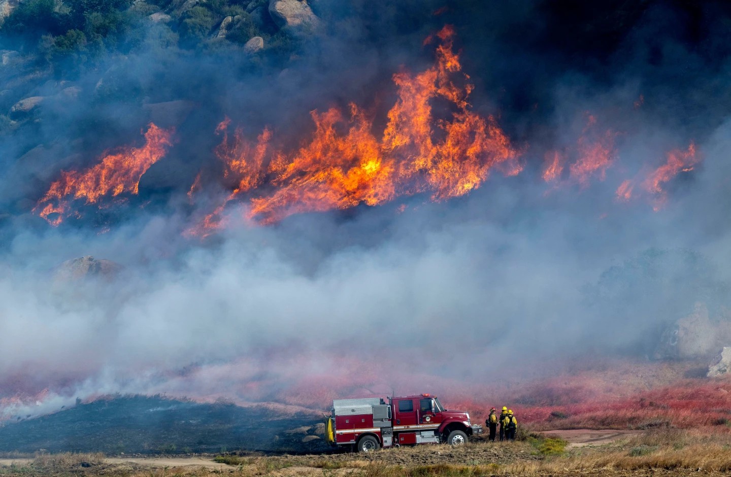 Incendio forestal en Riverside; evacúan residentes y universidad