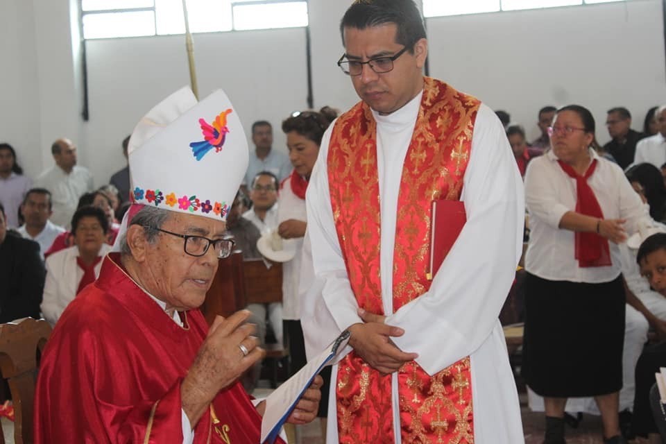 El finado obispo de Tehuantepec, Arturo Lona Reyes preside una ceremonia en la parroquia de Espinal, Veracruz, 2019. Un sacerdote le asiste. De las redes sociales de la parroquia. El finado obispo de Tehuantepec, Arturo Lona Reyes preside una ceremonia en la parroquia de Espinal, Veracruz, 2019. Un sacerdote le asiste. De las redes sociales de la parroquia.
