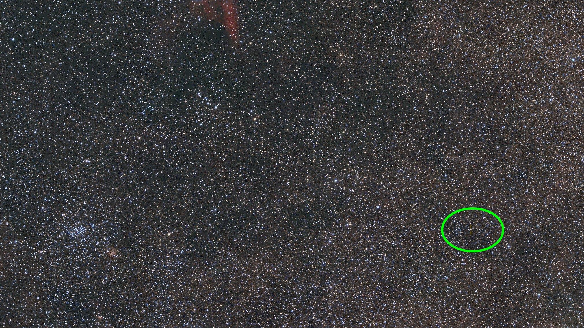 Proxima Centauri (dentro del círculo verde y marcada con dos líneas amarillas verticales), nuestro vecino más cercano en la galaxia. Imagen procesada bajo la luz de la luna con un equipo Sharpstar 140mm at f/4.8 y una cámara ASI6200MC, desde Yass, Australia en 2024. En la segunda foto de la galería puede encontrar la imagen sin el elipse verde.
