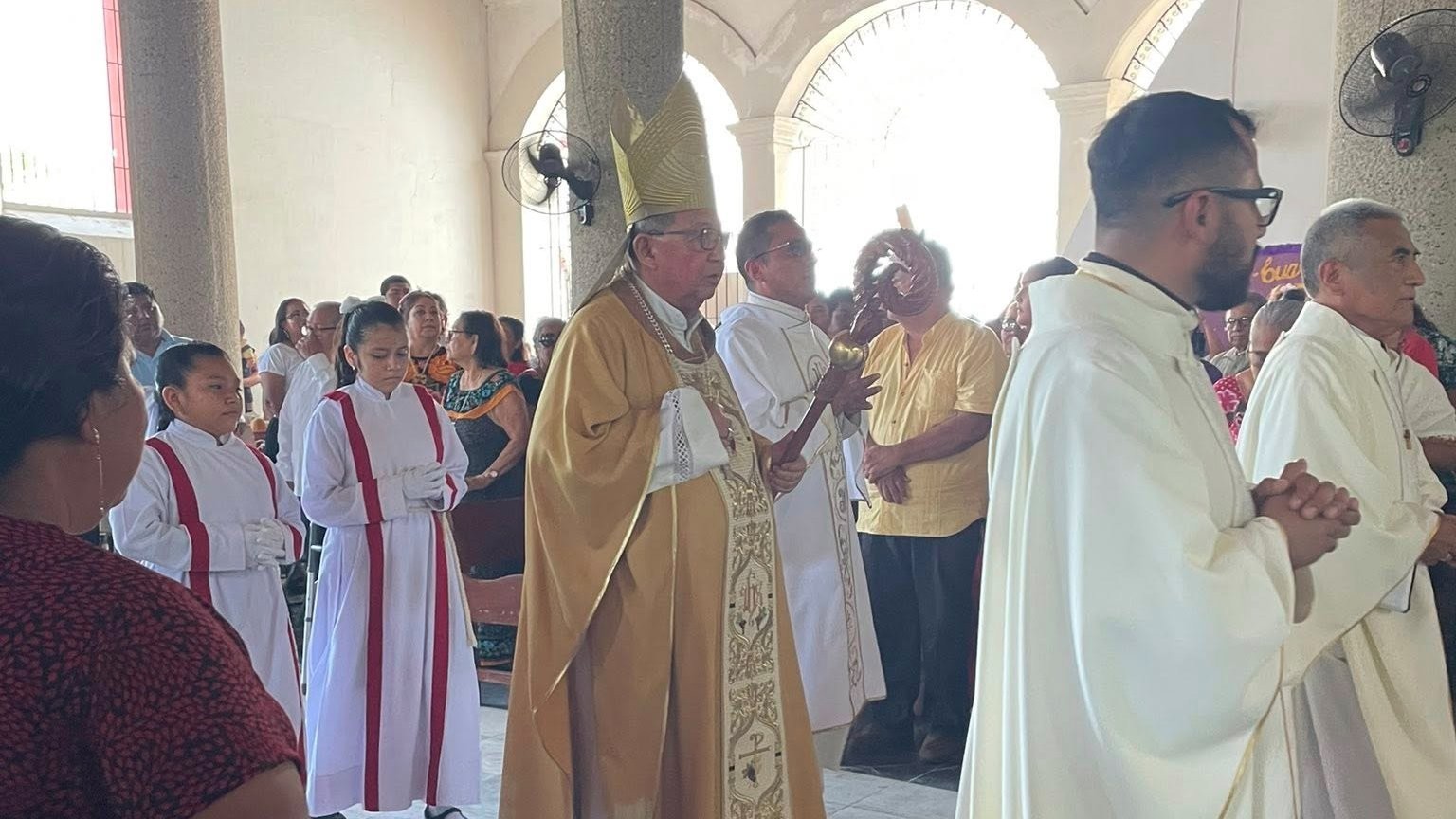 Al centro, con mitra, el obispo Crispín Ojeda preside servicios religiosos en la parroquia de Las Ánimas en su diócesis, 29 de marzo de 2026. Redes sociales de la parroquia. Al centro, con mitra, el obispo Crispín Ojeda preside servicios religiosos en la parroquia de Las Ánimas en su diócesis, 29 de marzo de 2026. Redes sociales de la parroquia.