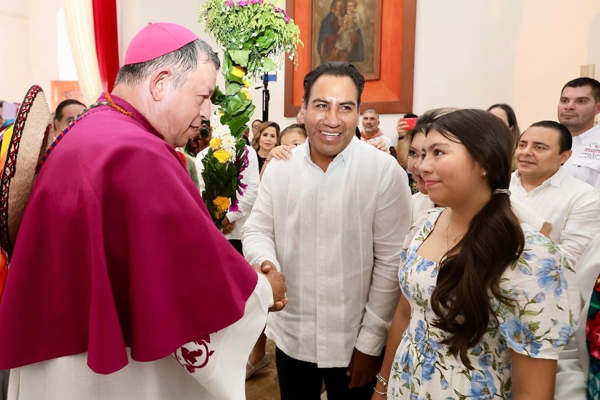 To the left, Francisco Javier González, archbishop of Tuxtla Gutiérrez, greets the governor of Chiapas, Eduardo Ramírez Aguilar, with his daughter, Jazmín Ramírez, to their left, during the welcoming ceremonies for González in Chiapas, April 25, 2025. From the Archdiocese of Tuxtla Gutiérrez social media. 