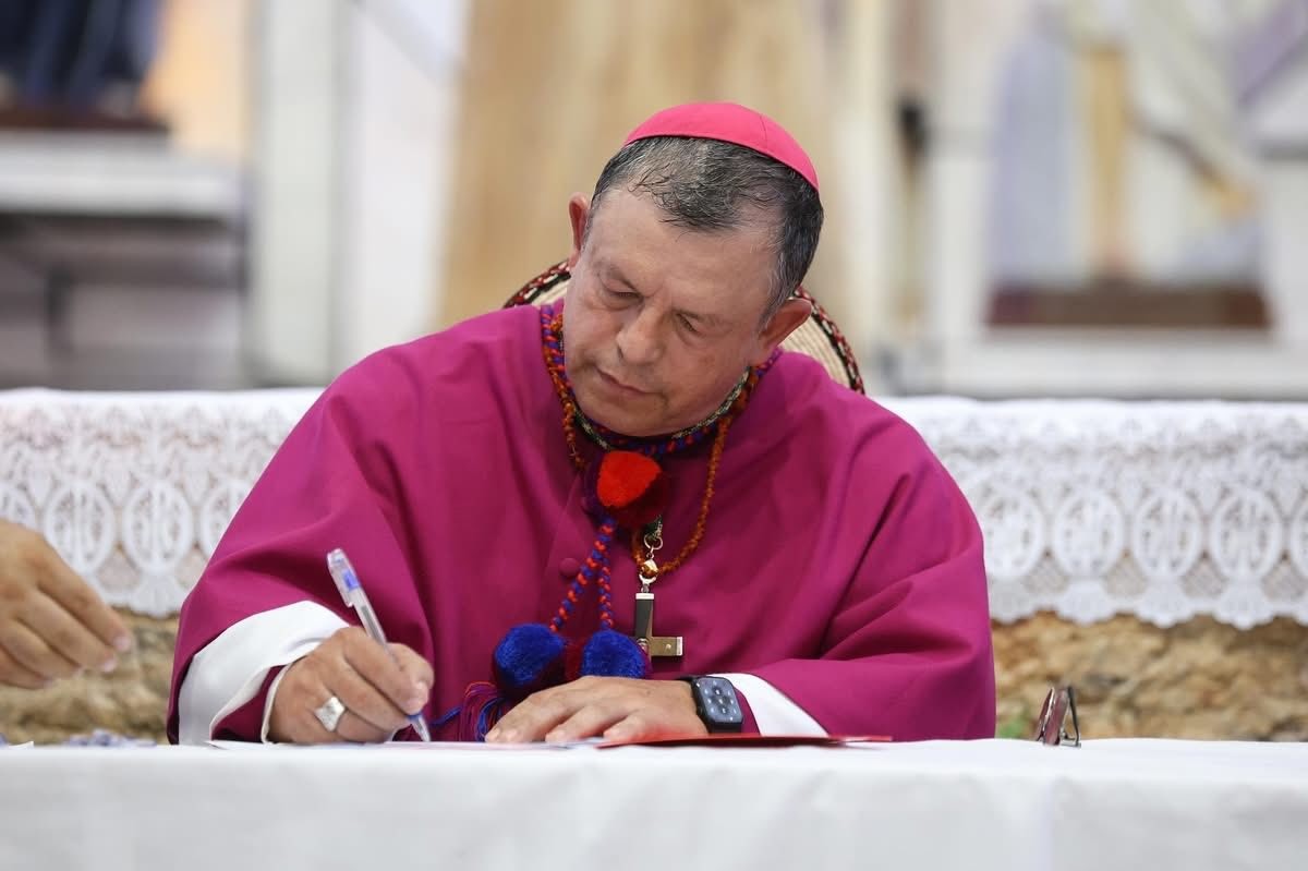 Francisco Javier González, archbishop of Tuxtla Gutiérrez, Chiapas, signs a document during the ceremony to welcome him as the new head of the archdiocese. Image published on April 25, 2025, by the Archdiocese of Tuxtla Gutiérrez social media. 