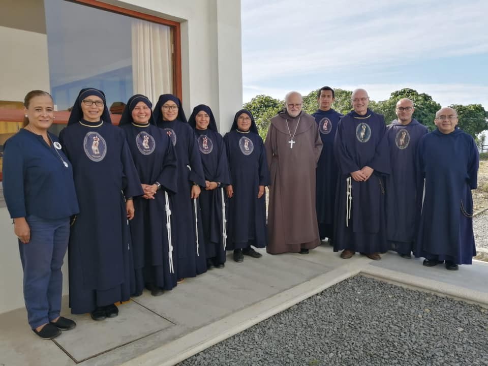 Cardinal Anders Arborelius, at center wearing a pectoral cross, greeted by the communities of nuns and friars at the monastery in the Berriozábal compound. August 5, 2022. FRICYDIM's social media. 