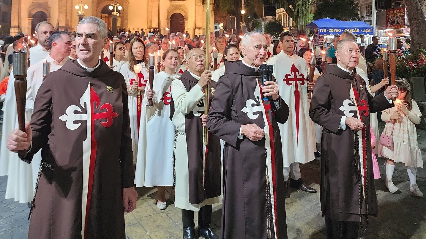 A priest and leader of the Heralds of the Gospel addresses a crowd while standing in formation before marching towards the Basilica of Our Lady of Aparecida, Brazil. Image shared by the Heralds of the Gospel social media, August 8, 2025. 