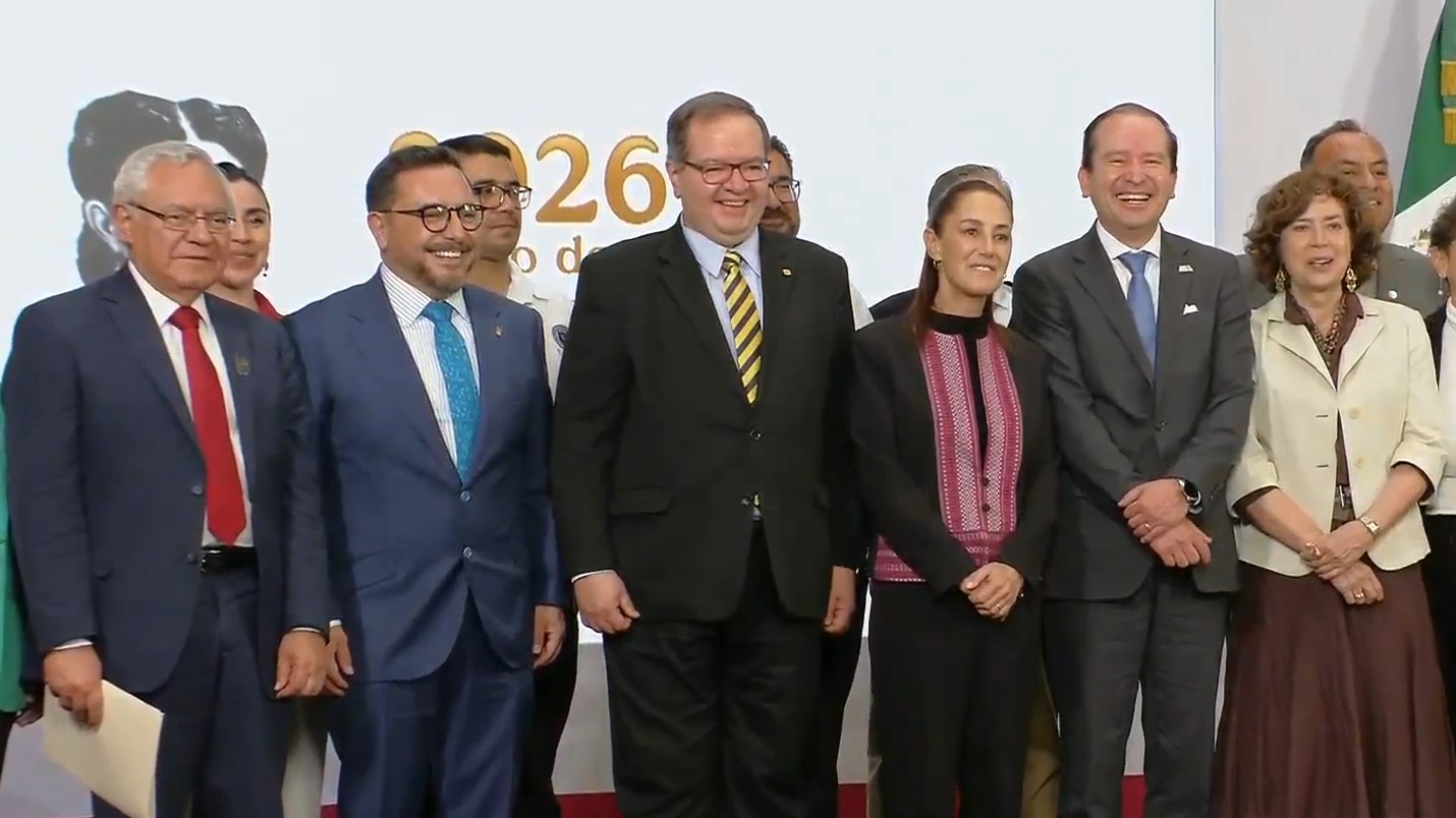 A la izquierda del cuadro, con corbata roja, el director general del Instituto Tecnológico de México, Jiménez López.