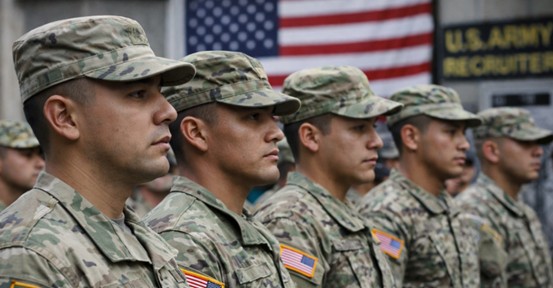 La ley en EEUU que obliga a migrantes a registrarse para la guerra