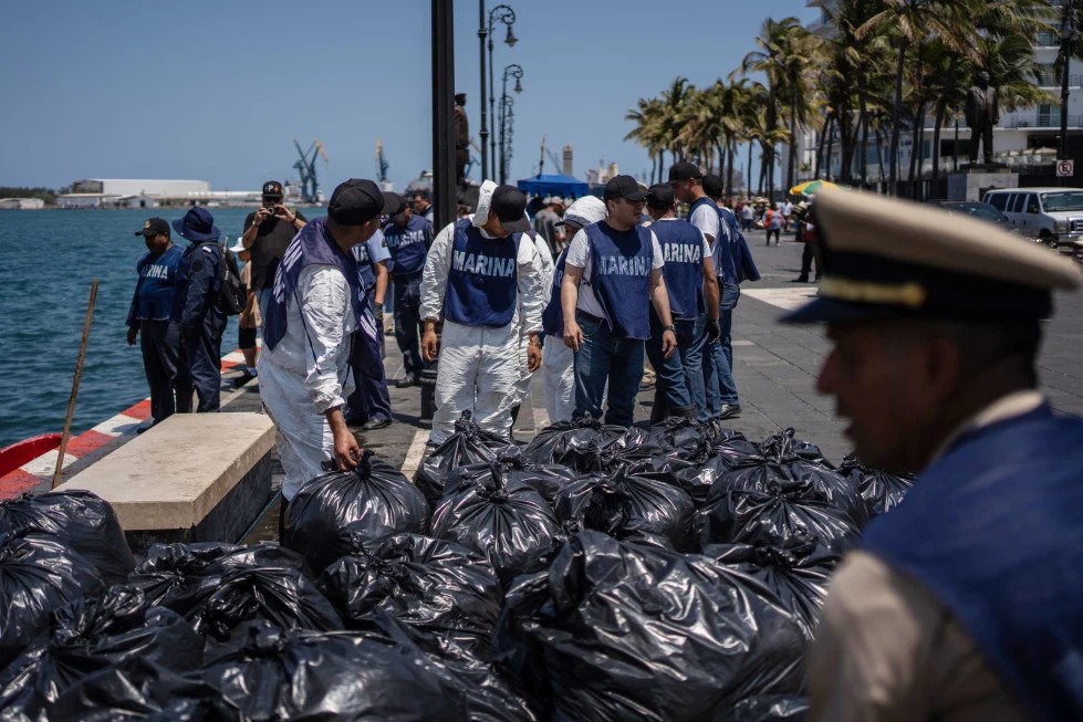 Pemex cesa funcionarios por ocultar derrame petrolero en el Golfo de México