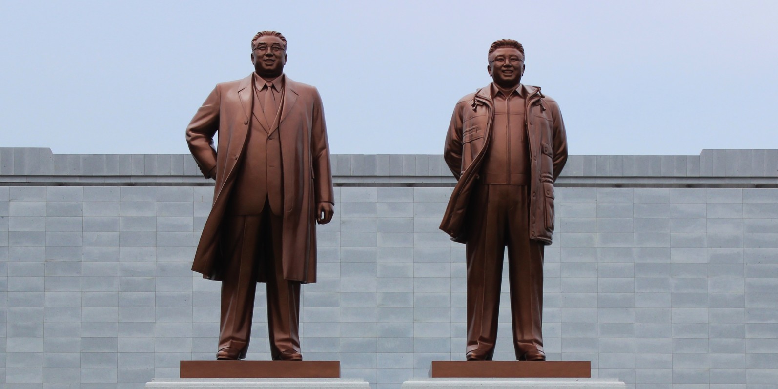 El doble monumento de Wonsan a Kim Il Sung y Kim Jong Il. Foto de Houty en Wikimedia. El doble monumento de Wonsan a Kim Il Sung y Kim Jong Il. Foto de Houty en Wikimedia.
