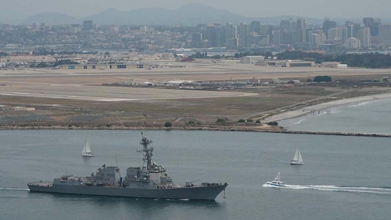 Trump anuncia bombardeo de EEUU contra carguero iraní en Omán