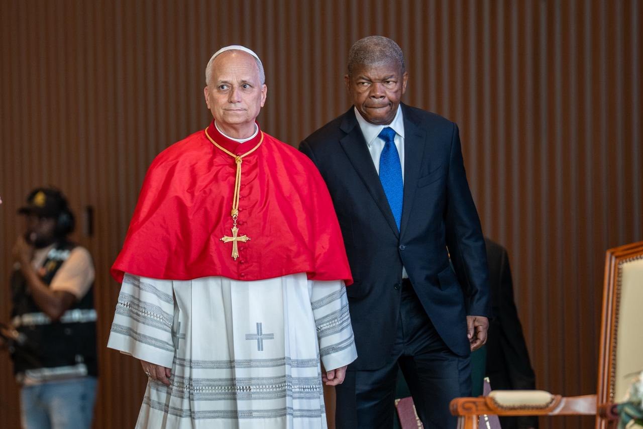 Pope Leo XIV and Angolan President João Manuel Gonçalves Lourenço during the welcoming ceremony at the Presidential Residence in Luanda, April 18, 2026. From the Facebook profile of the Presidency of Angola. 