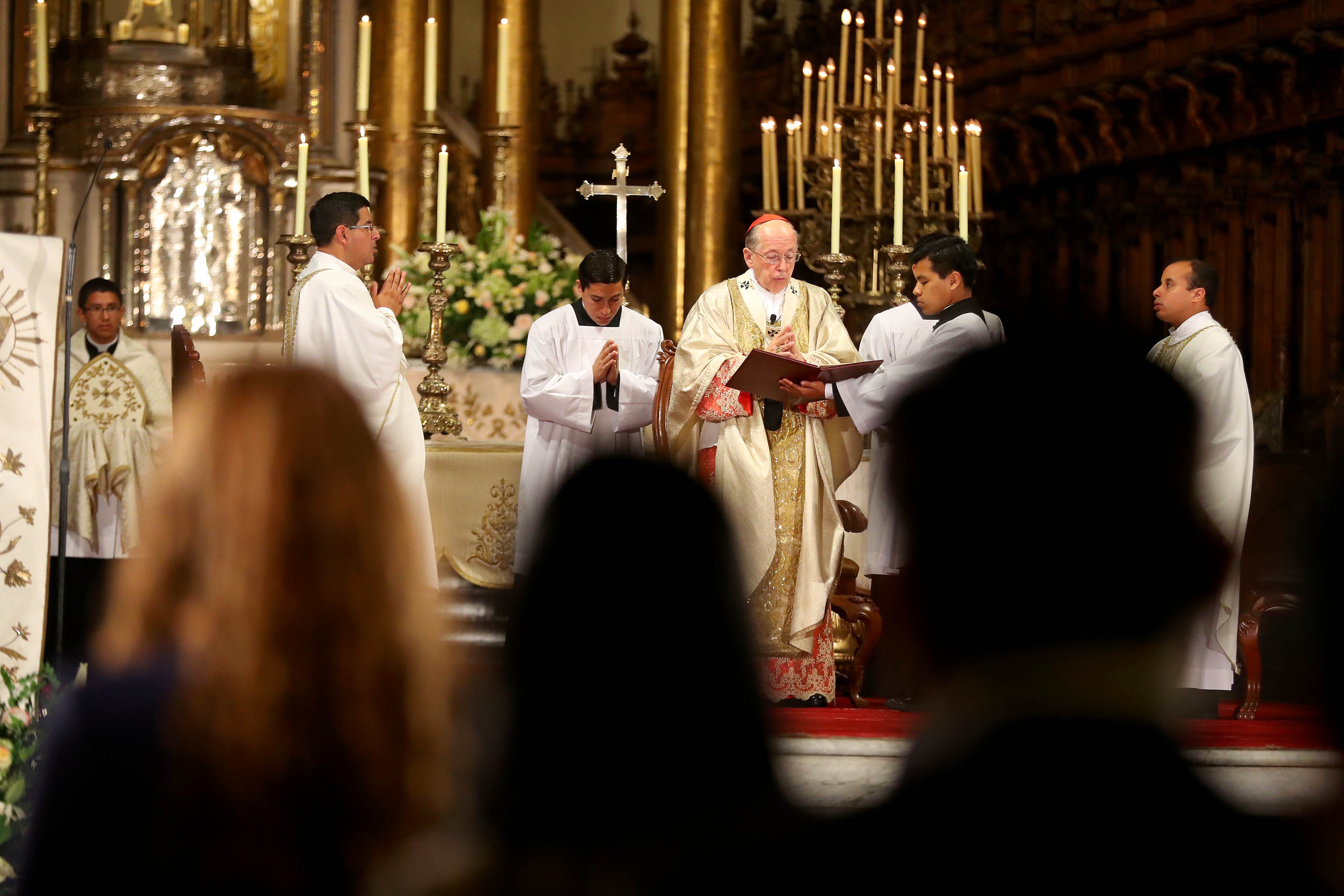 At center, wearing zucchetto, Cardinal Juan Luis Cipriani, presiding over the Christmas Eve Mass at the Lima Cathedral, December 24, 2016. Picture of the Peruvian Presidency over Flickr @ www.flickr.com/photos/presidenciaperu/31855276955/in/photostream/. 