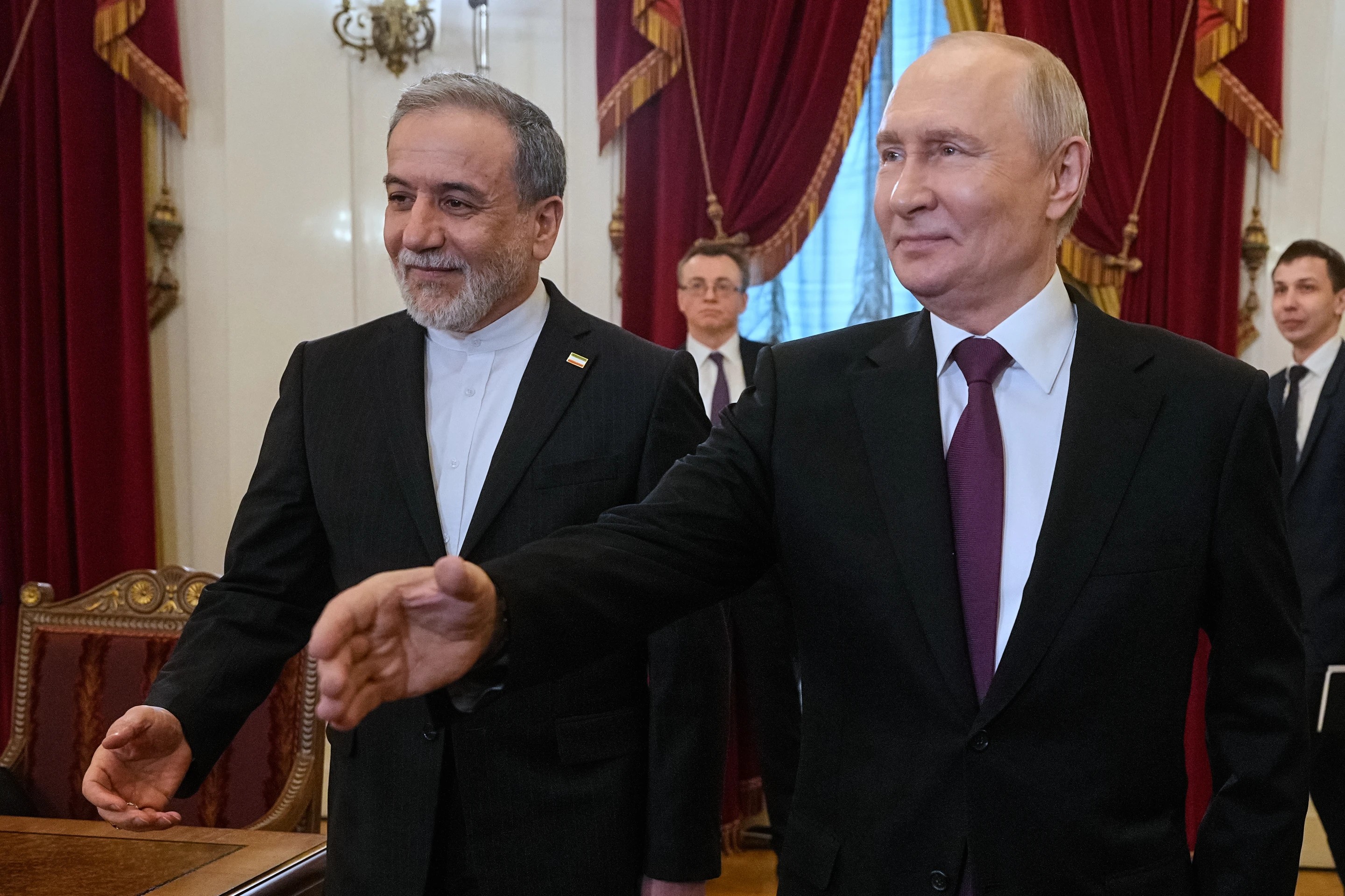 Irán ofrece abrir estrecho de Ormuz si EEUU levanta bloqueo