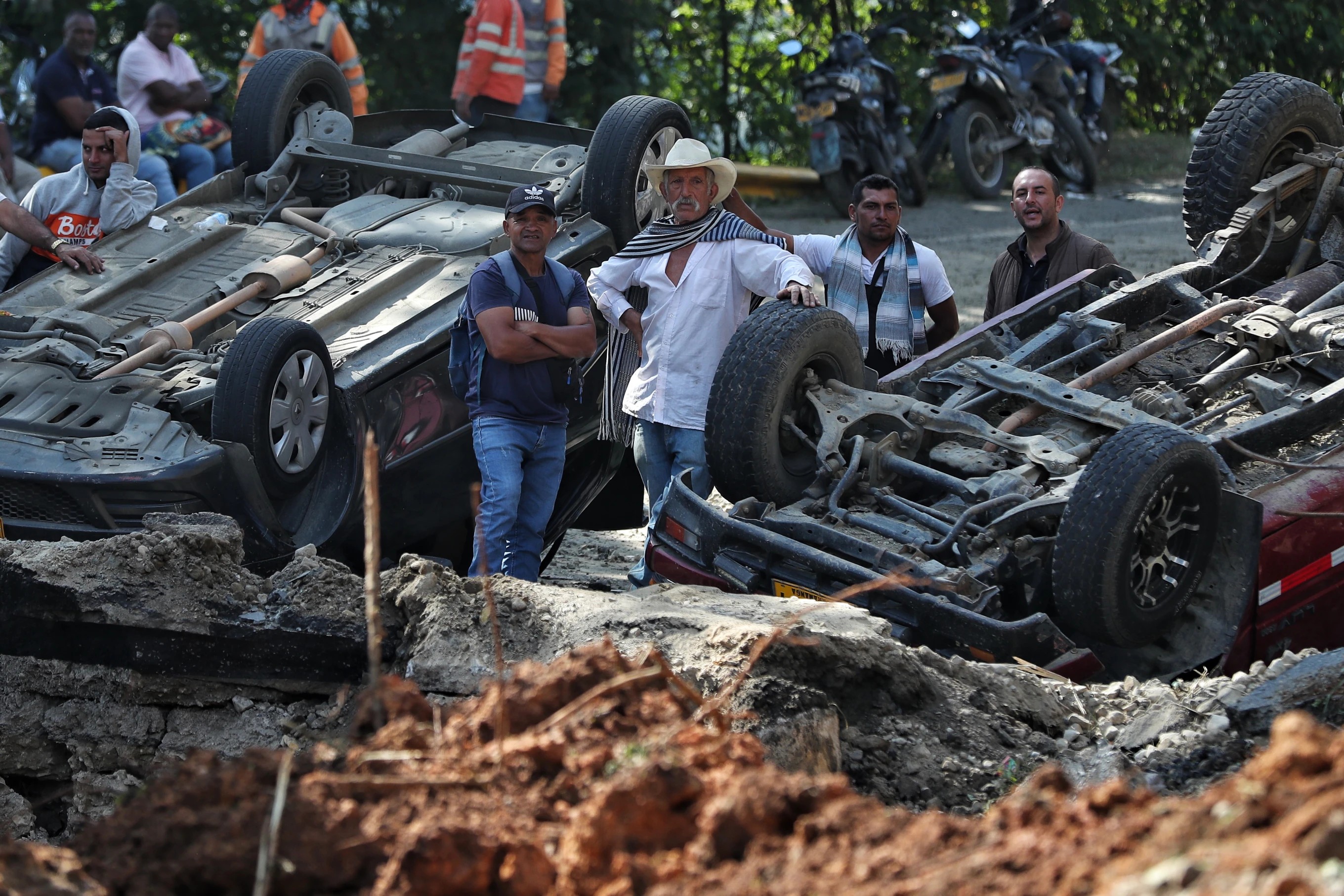 Gente de pie en el lugar de un ataque en la autopista Panamericana en Cajibio, Colombia, el domingo 26 de abril de 2026, donde al menos una docena de personas murieron en un ataque que las autoridades atribuyeron a disidentes del antiguo grupo rebelde FARC. (AP Foto/Santiago Saldarriaga) Gente de pie en el lugar de un ataque en la autopista Panamericana en Cajibio, Colombia, el domingo 26 de abril de 2026, donde al menos una docena de personas murieron en un ataque que las autoridades atribuyeron a disidentes del antiguo grupo rebelde FARC. (AP Foto/Santiago Saldarriaga)