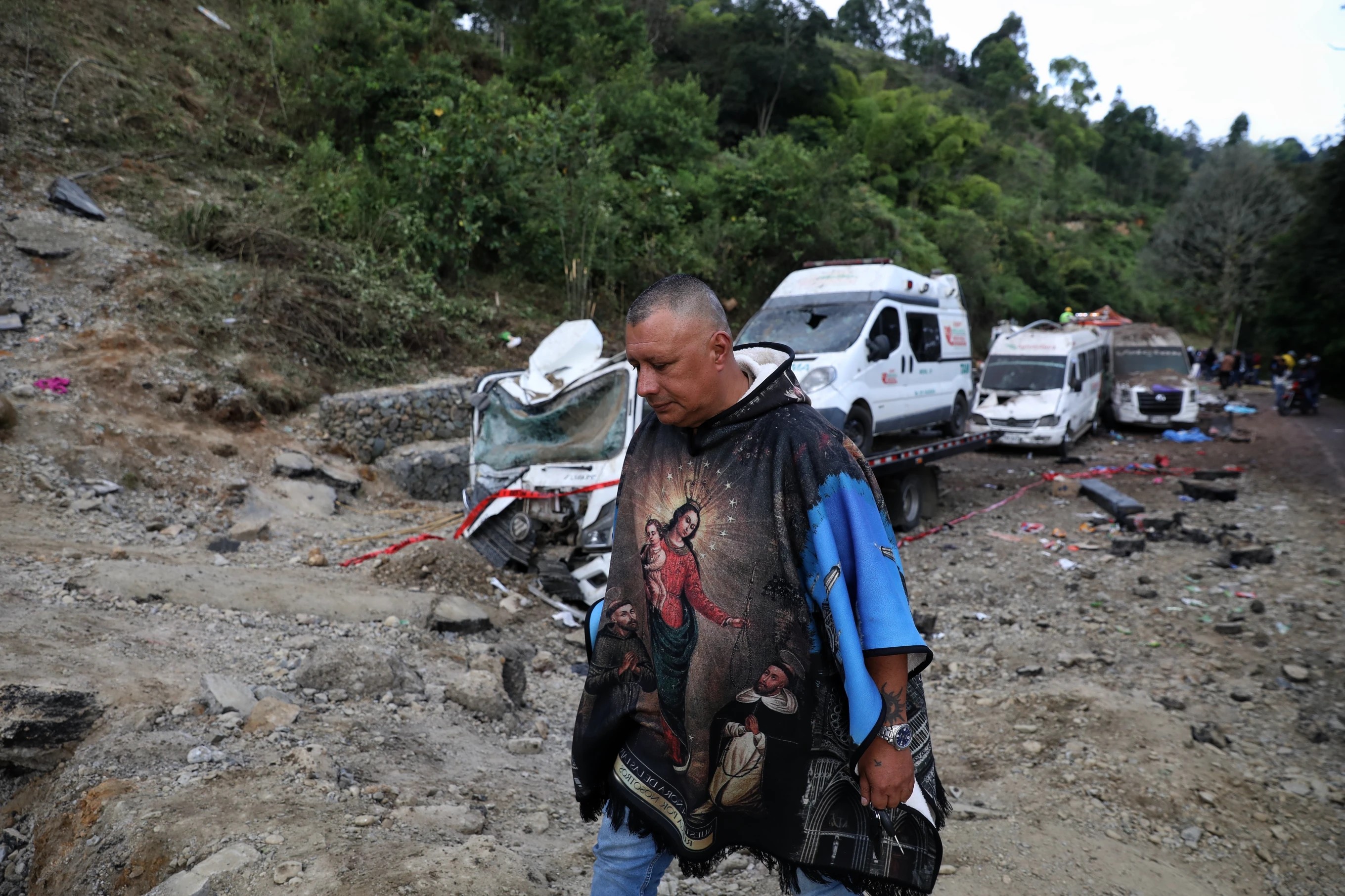 Un hombre pasa junto a vehículos dañados en un ataque en la autopista Panamericana en Cajibio, Colombia, el domingo 26 de abril de 2026, donde al menos una docena de personas murió en un ataque que las autoridades atribuyeron a disidentes del antiguo grupo rebelde FARC. (AP Foto/Santiago Saldarriaga) Un hombre pasa junto a vehículos dañados en un ataque en la autopista Panamericana en Cajibio, Colombia, el domingo 26 de abril de 2026, donde al menos una docena de personas murió en un ataque que las autoridades atribuyeron a disidentes del antiguo grupo rebelde FARC. (AP Foto/Santiago Saldarriaga)